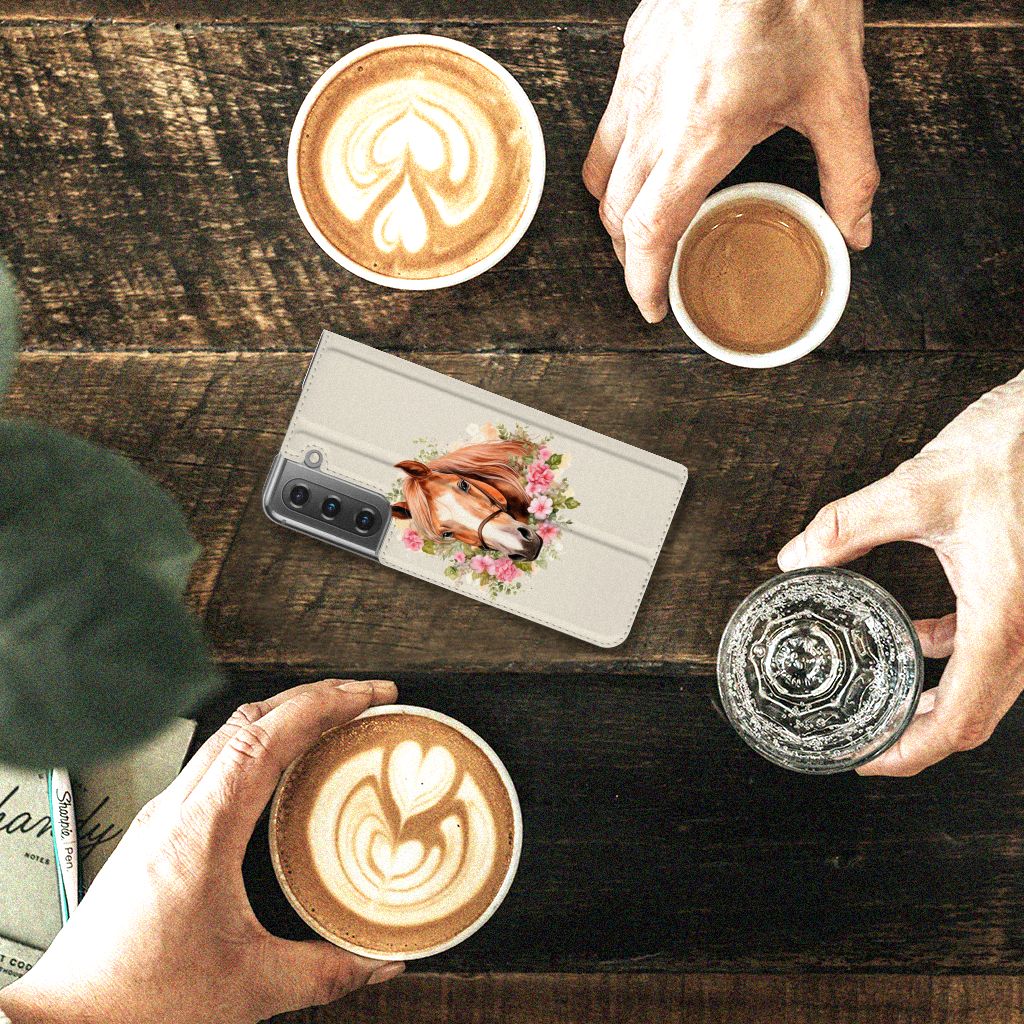 Hoesje maken voor Samsung Galaxy S21 FE Paard op tafel met koffiekoppen en bloemendecoratie.