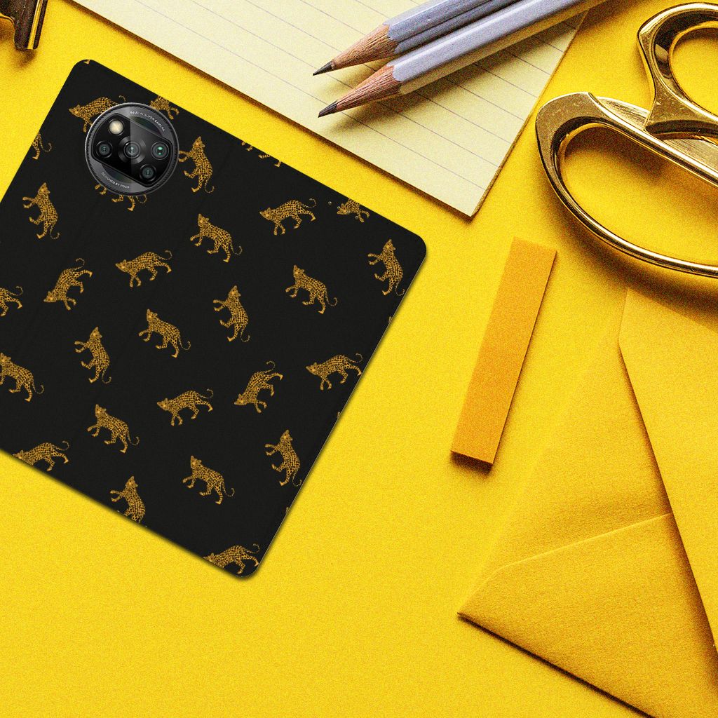 Hoesje maken voor Xiaomi Poco X3 Pro | Poco X3 Leopards met luipaardenprint op een bureau met kantoorbenodigdheden.