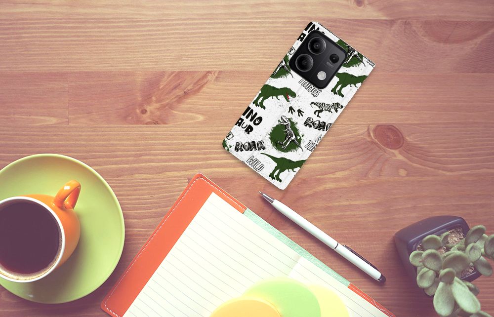 Hoesje maken voor Xiaomi Redmi Note 13 5G Dinosaurus met dino ontwerp op houten tafel met kopje koffie.