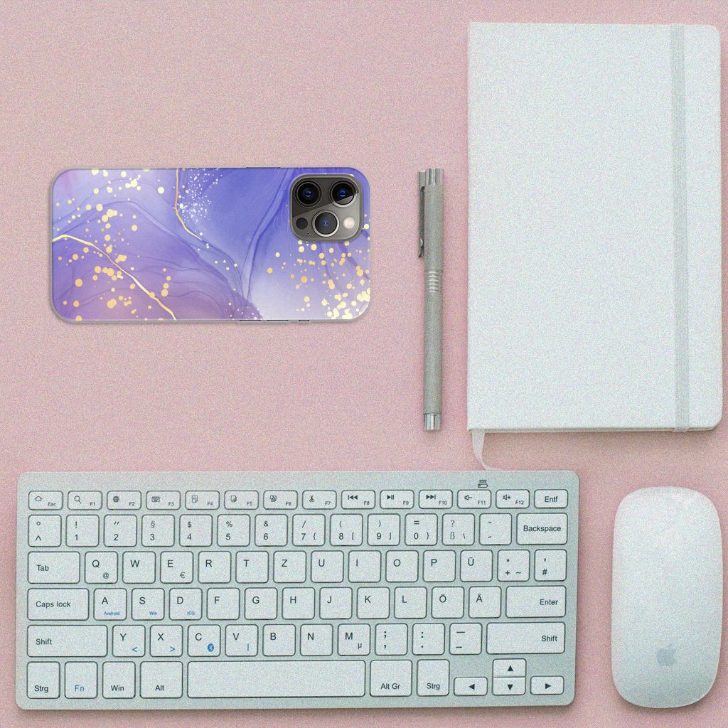 Hoesje maken voor iPhone 12 Pro Max Watercolor Paars ligt op een bureau met een toetsenbord, muis en notitieboek.
