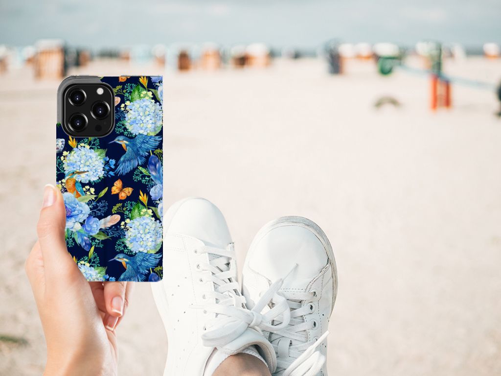 Hoesje maken voor iPhone 13 Pro IJsvogel met bloemenprint, perfect voor een zomerse dag. 🌼