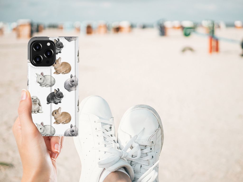 Hoesje maken voor iPhone 13 Pro Konijntjes met schattige konijnen op een strandachtergrond đ