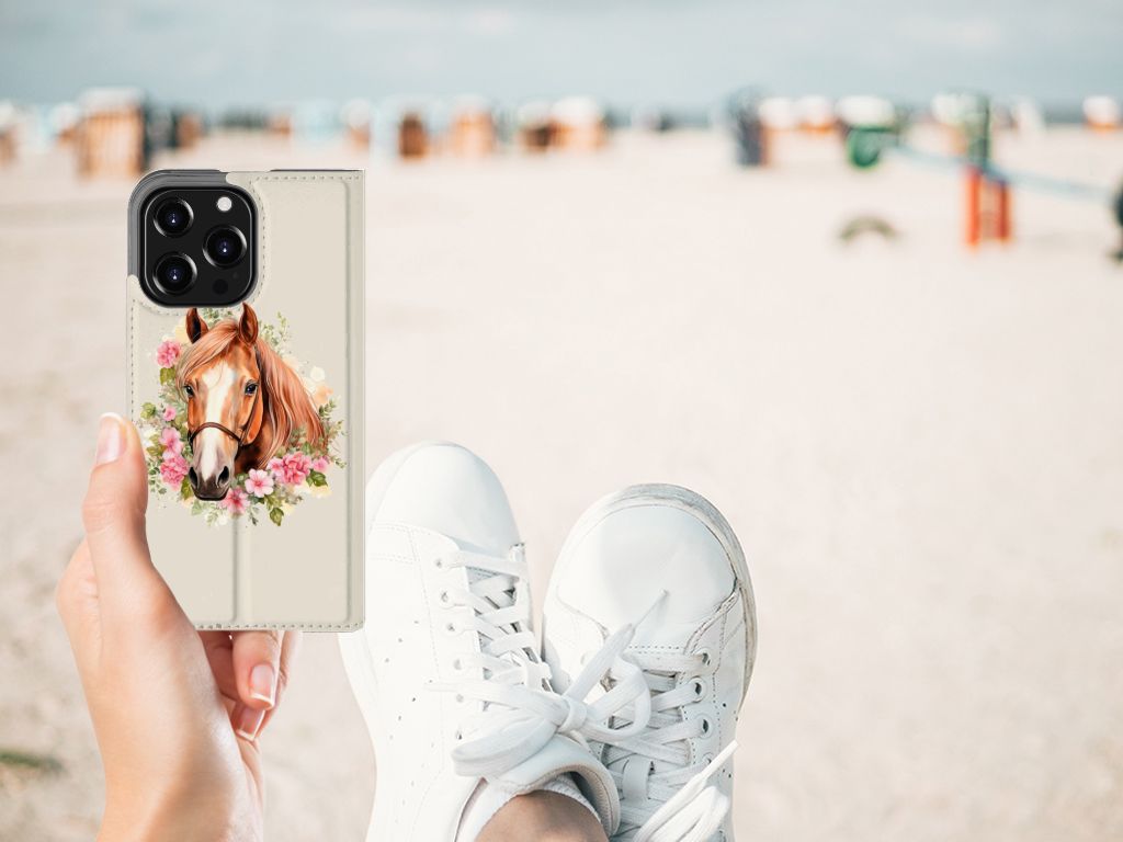 Hoesje maken voor iPhone 13 Pro Paard met bloemen op het strand, perfect voor paardenliefhebbers 🌸.