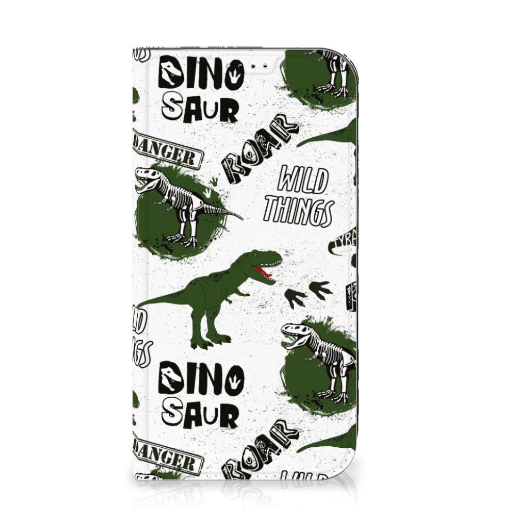 Hoesje maken voor iPhone 15 Dinosaurus met schattige dino's en skeletten op een groene achtergrond đĻ.