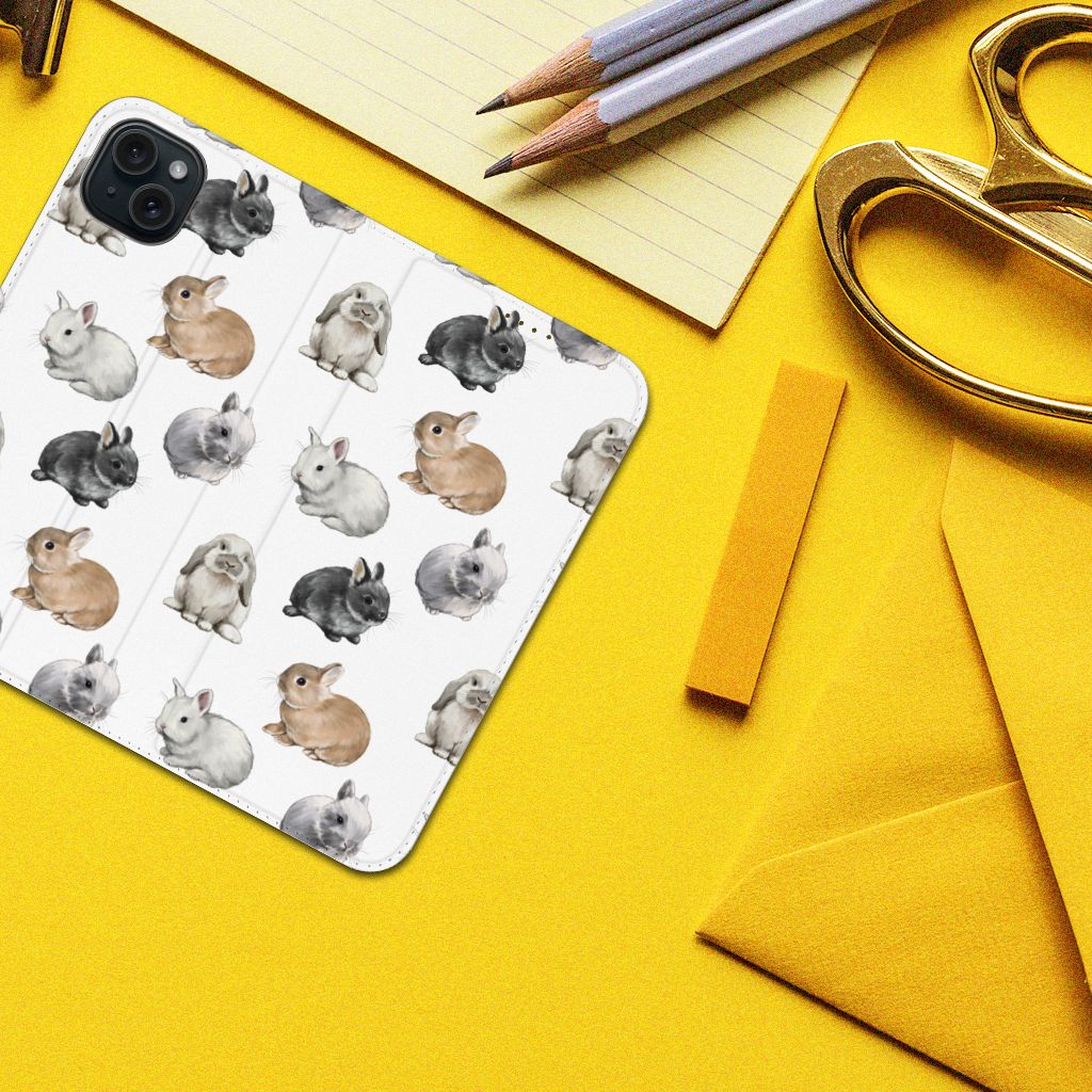 Hoesje maken voor iPhone 15 Plus Konijntjes met schattige konijnen in verschillende kleuren.