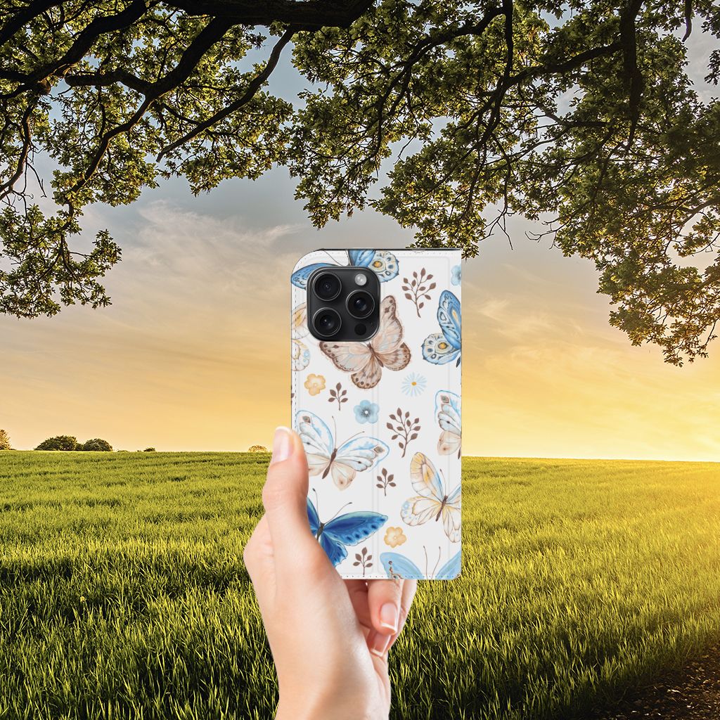Hoesje maken voor iPhone 15 Pro Max Vlinder met kleurrijke vlinders in een groene omgeving đŧ.