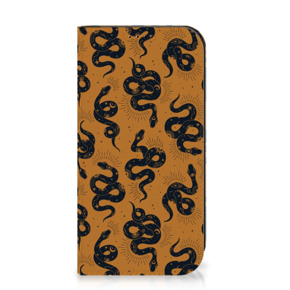 Hoesje maken voor iPhone 15 Pro Snakes met uniek slangen design op een bruin achtergrond.