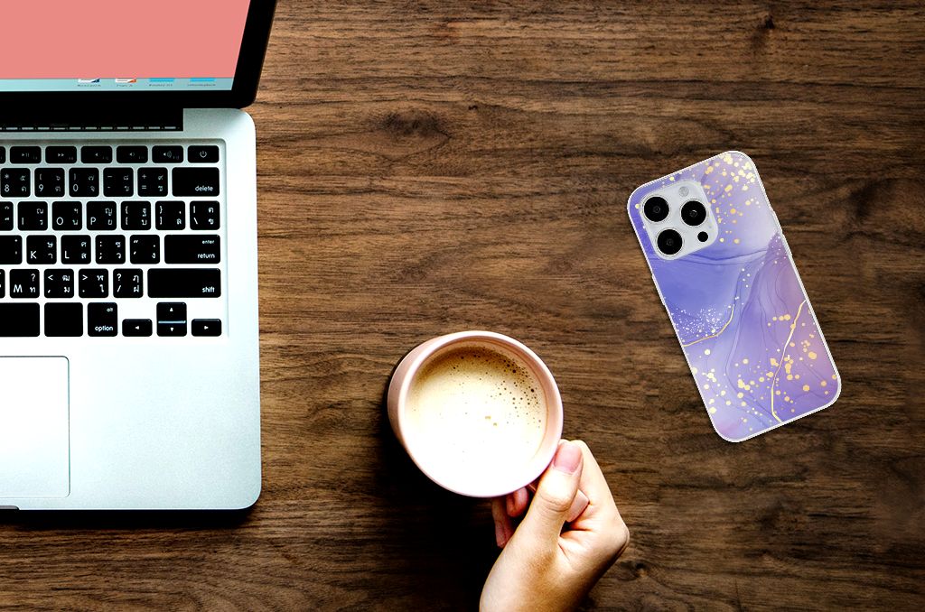 Hoesje maken voor iPhone 15 Pro Watercolor Paars naast laptop en koffie - trendy smartphone accessoire â