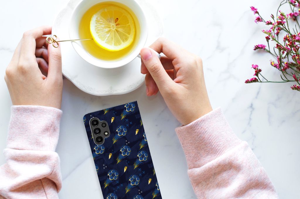 Samsung Galaxy A13 hoesje met magneet Voetbal aanzicht