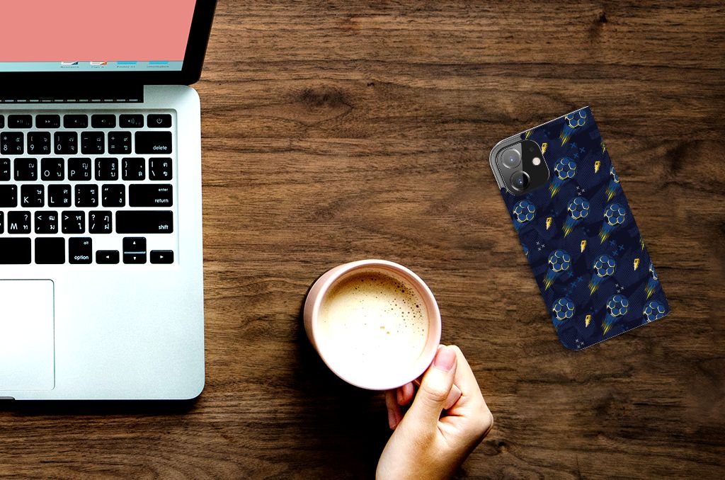 Hoesje met Magneet voor iPhone 12 | iPhone 12 Pro Voetbal op bureau met laptop en kopje koffie.