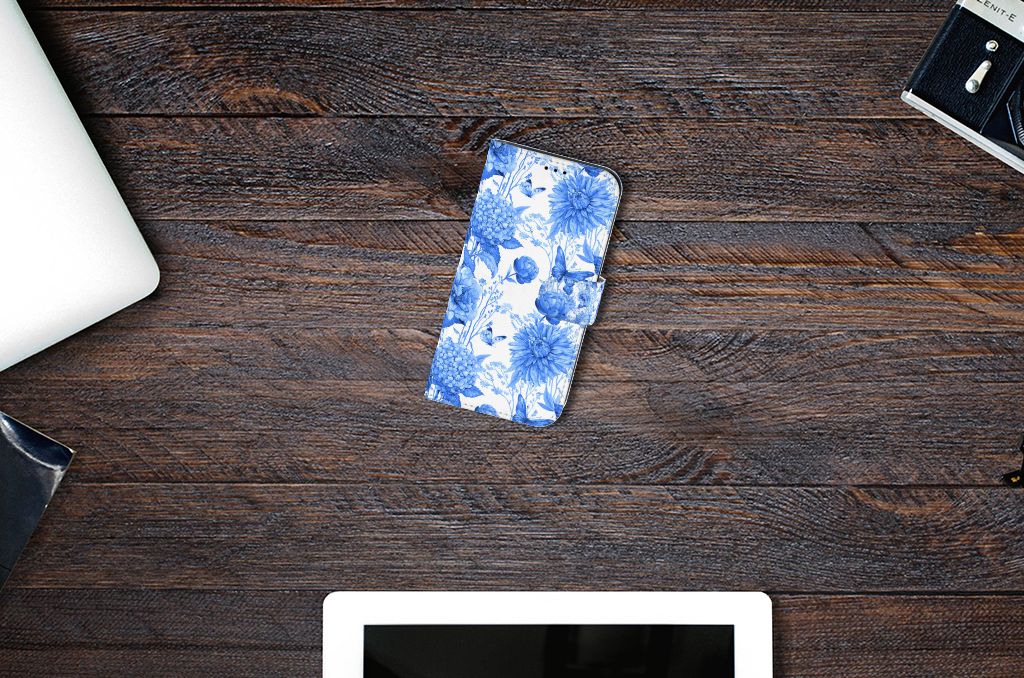 Hoesje voor Apple iPhone 13 Flowers Blue op een houten tafel met laptop en tablet. đ¸
