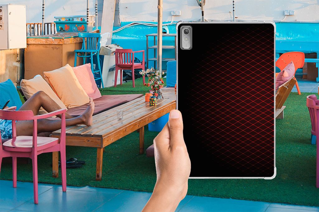 Lenovo Tab P11 Gen 2 Hippe Hoes Geruit Rood hand vastgehouden design rood geruit aanzicht