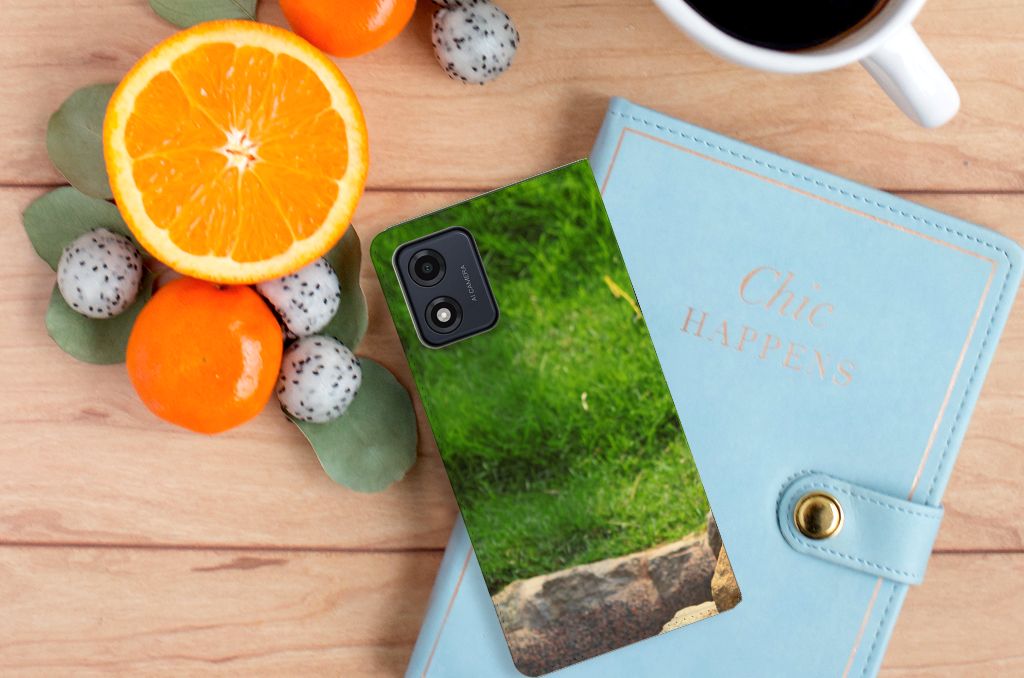 Motorola Moto E13 4G Hoesje maken Panda groene gras achtergrond aanzicht