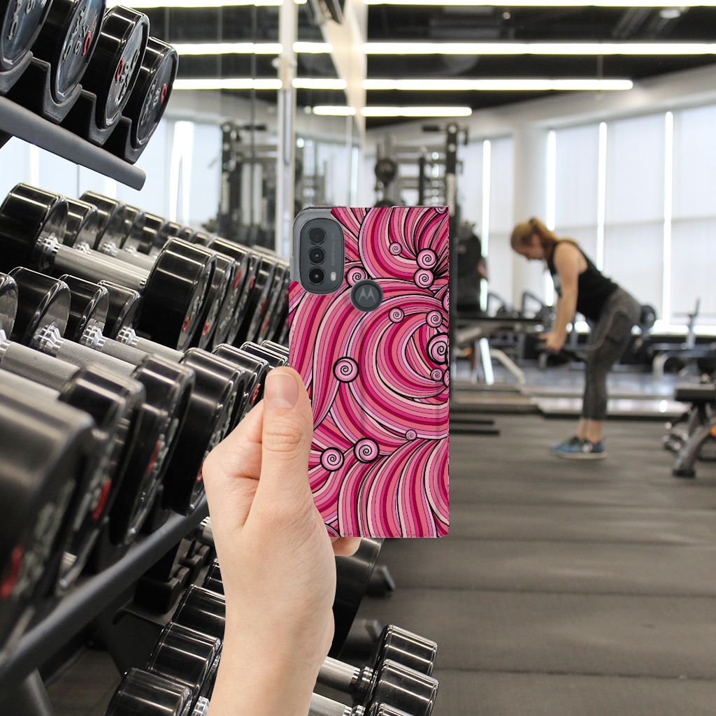 Motorola Moto E20 Bookcase Swirl Pink design swirl pink aanzicht hand in sportschool