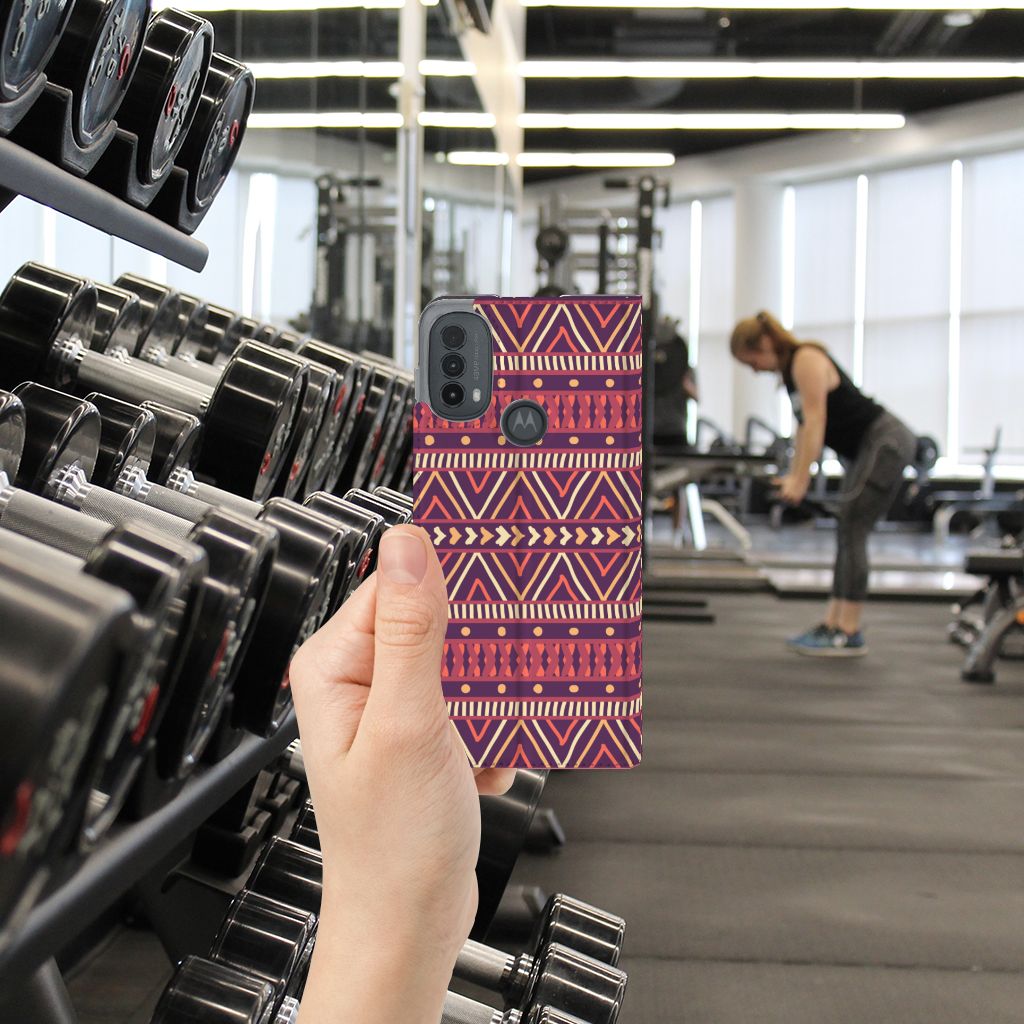 Motorola Moto E20 Hoesje met Magneet Aztec Paars hand gewichten fitnessruimte