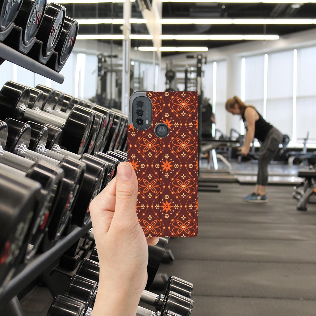 Motorola Moto E20 Hoesje met Magneet Batik Brown design hand gym