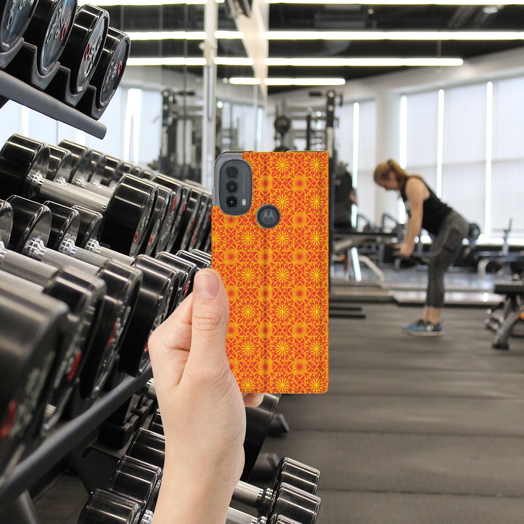 Motorola Moto E20 Hoesje met Magneet Batik Oranje sportzaal hand telefoon