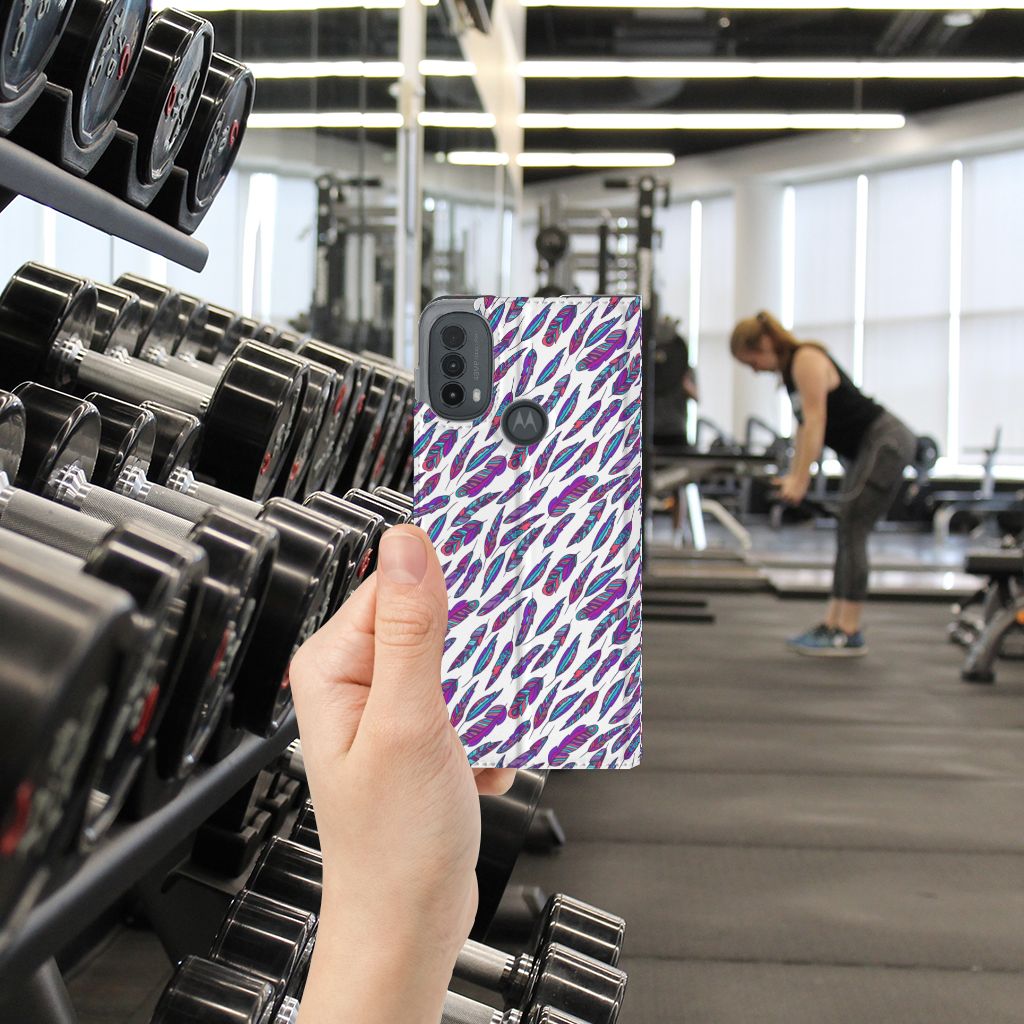 Motorola Moto E20 Hoesje met Magneet Feathers Color hand in sportschool