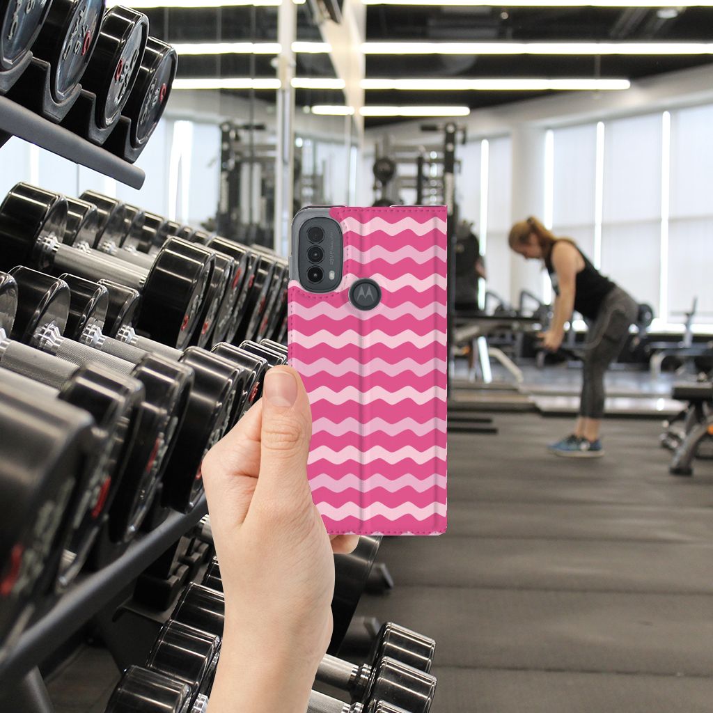 Motorola Moto E20 Hoesje met Magneet Waves Pink ontwerp roze golven achterkant in sportschool
