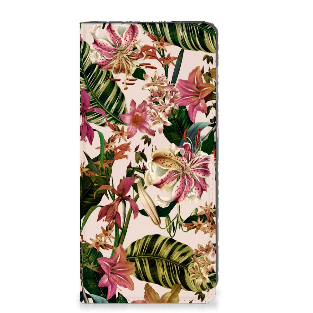 Motorola Moto G14 Smart Cover Flowers met een prachtig bloemenontwerp van paarswitte bloemen en groene bladeren.