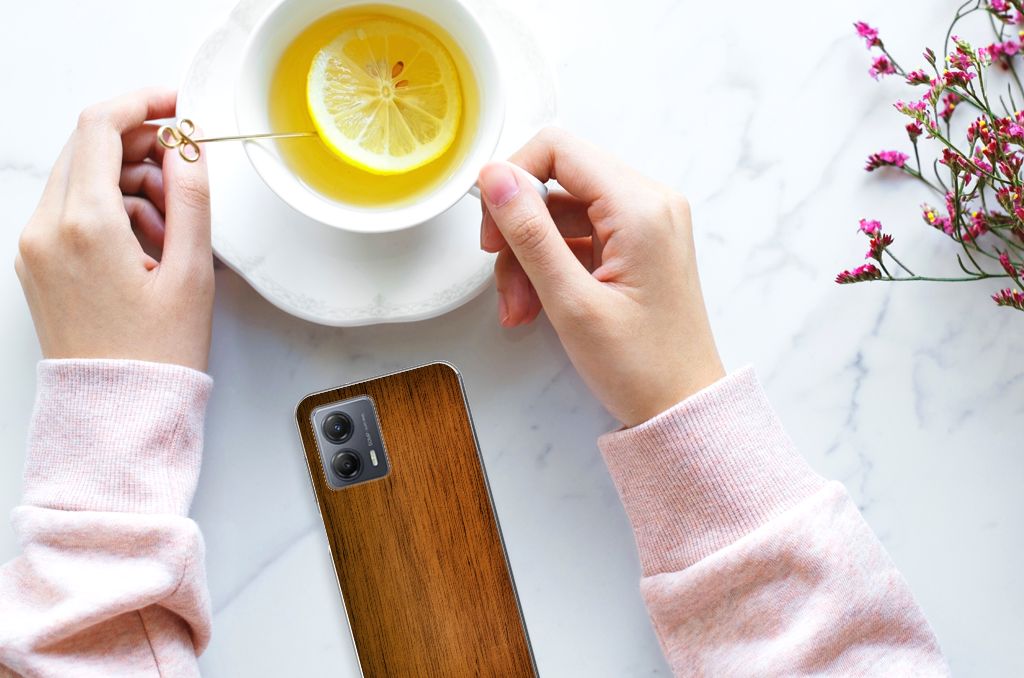 Motorola Moto G53 Bumper Hoesje Donker Hout telefoon onder handen met crema en citroen