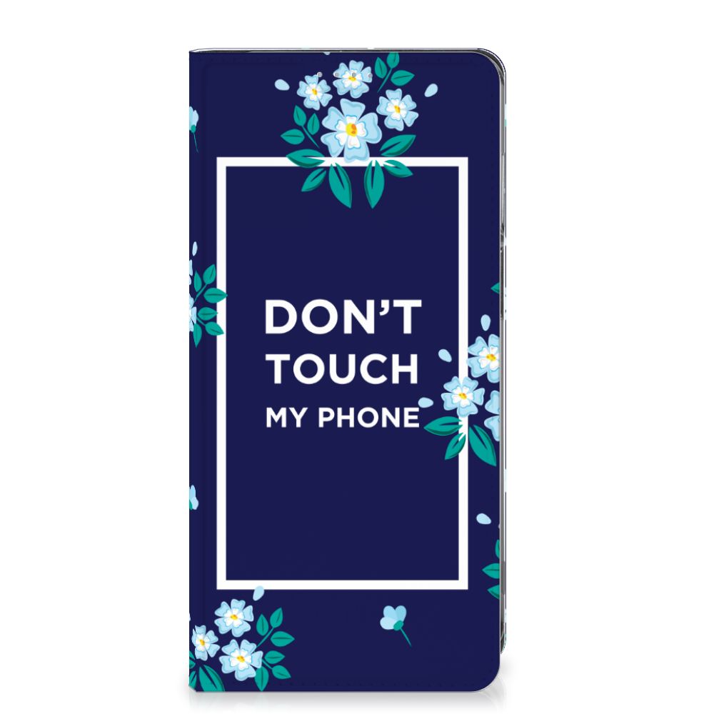 Motorola Moto G62 5G Design Case Flowers Blue DTMP met bloemen en 'DON'T TOUCH MY PHONE' tekst.