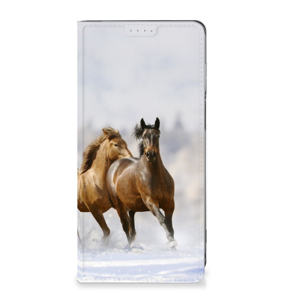 Motorola Moto G62 5G Hoesje maken Paarden met afbeelding van galopperende paarden in de sneeuw.
