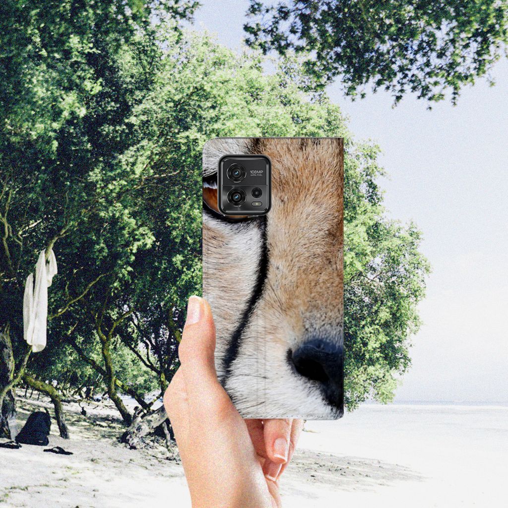 Motorola Moto G72 Hoesje maken Cheetah met close-up van een jachtluipaard in een natuurlijke omgeving.