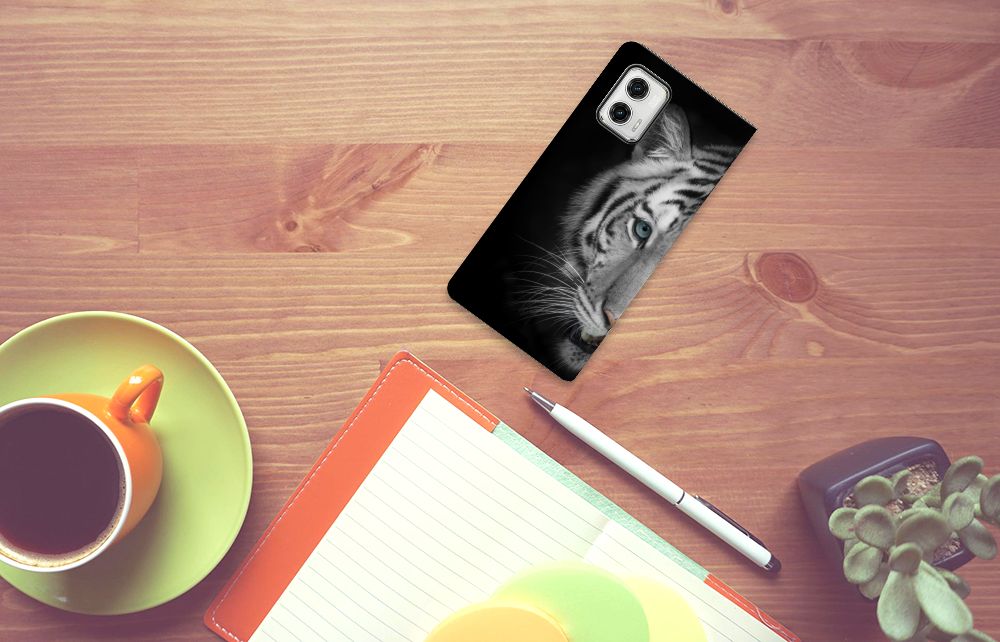 Motorola Moto G73 Hoesje maken Tijger met een elegant design op een bureau naast een kopje koffie â.