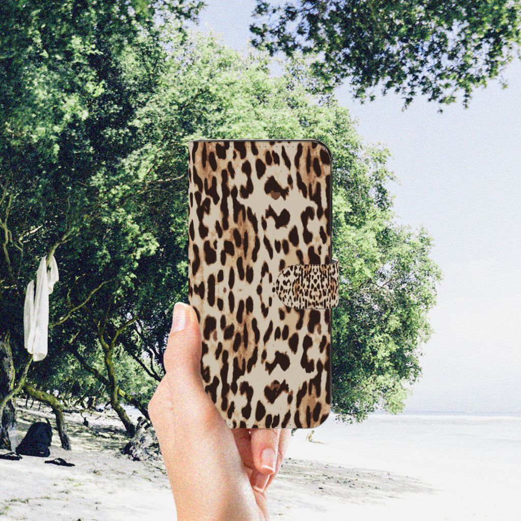 Motorola Moto G73 Telefoonhoesje met Pasjes Leopard in een hand, perfect als cadeau voor gebruiksgemak en uitstraling.