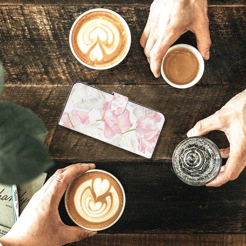 Motorola Moto G84 Hoesje Lovely Flowers design bloemen aanzicht