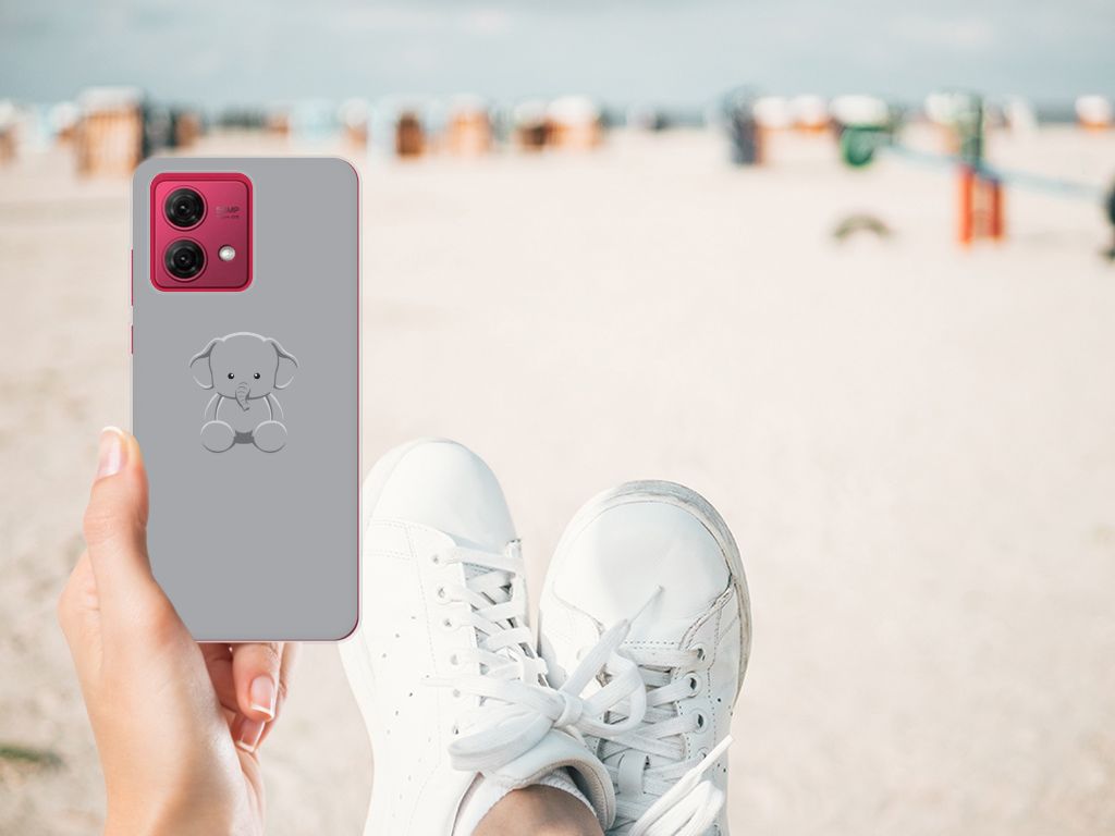 Motorola Moto G84 Telefoonhoesje met Naam Grijs Baby Olifant telefoonhoesje baby olifant aanzicht