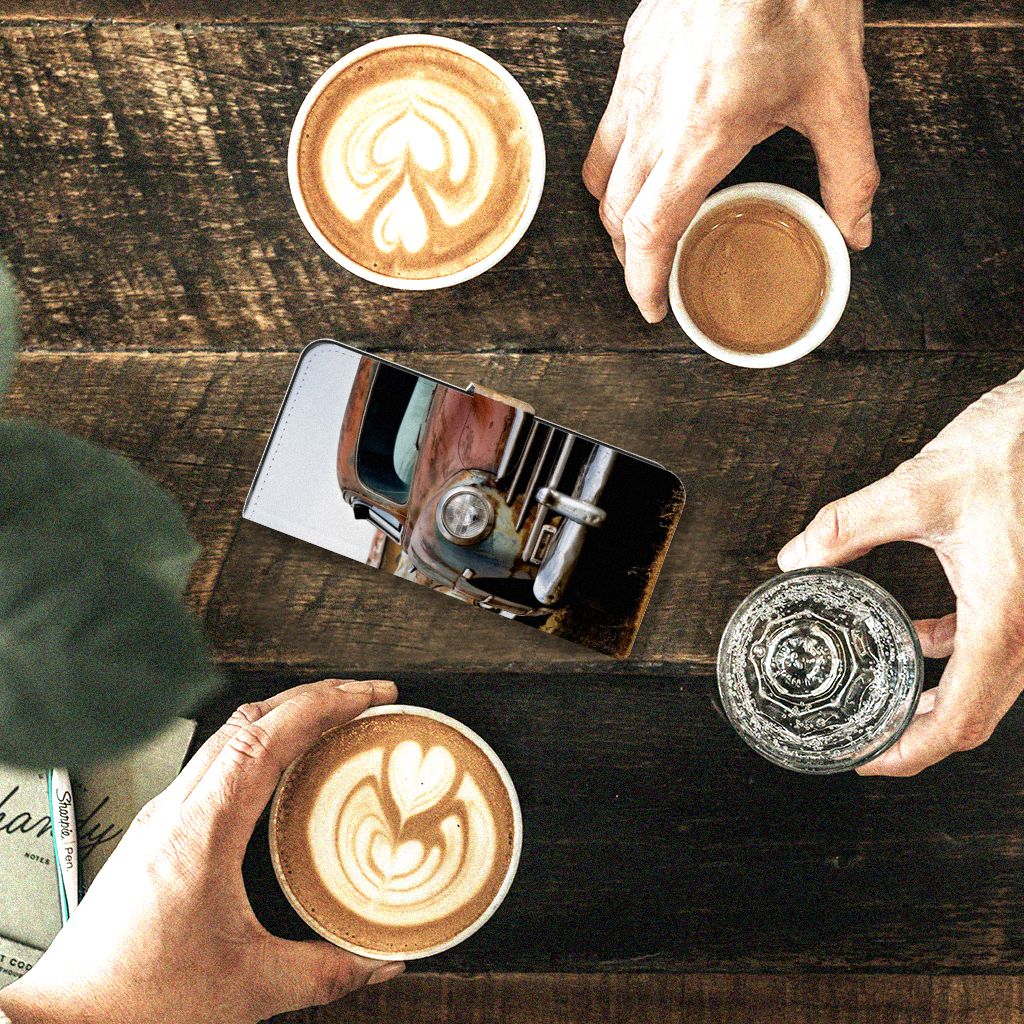 Motorola Moto G84 Telefoonhoesje met foto Vintage Auto aanzicht tafel koffie