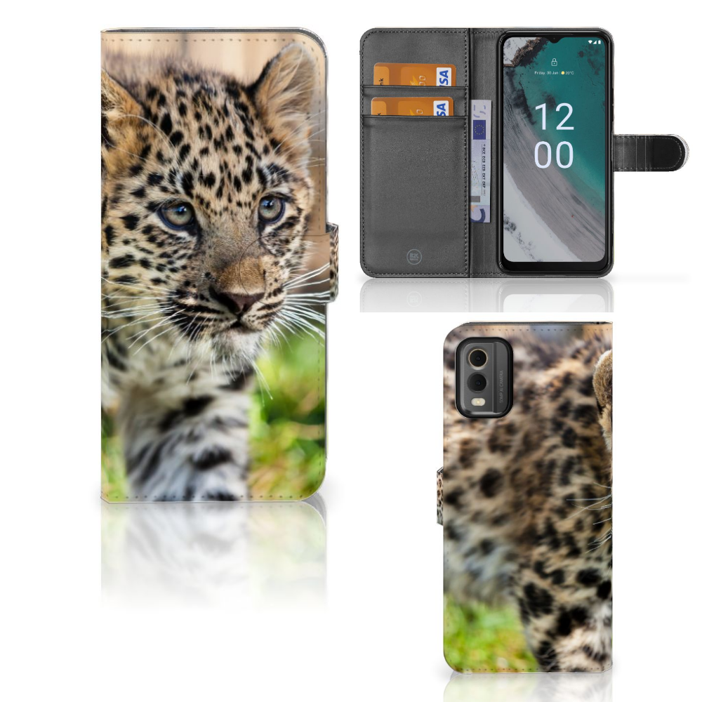 Nokia C32 Telefoonhoesje met Pasjes Baby Luipaard, schattige luipaardwelp met magneetsluiting en ruimte voor pasjes.