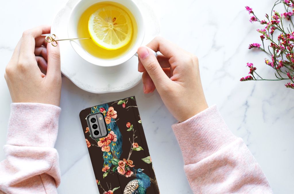 Nokia G22 Hoesje maken Pauw met Bloemen bij een kopje thee, perfect cadeau voor uitstraling en bescherming đē.