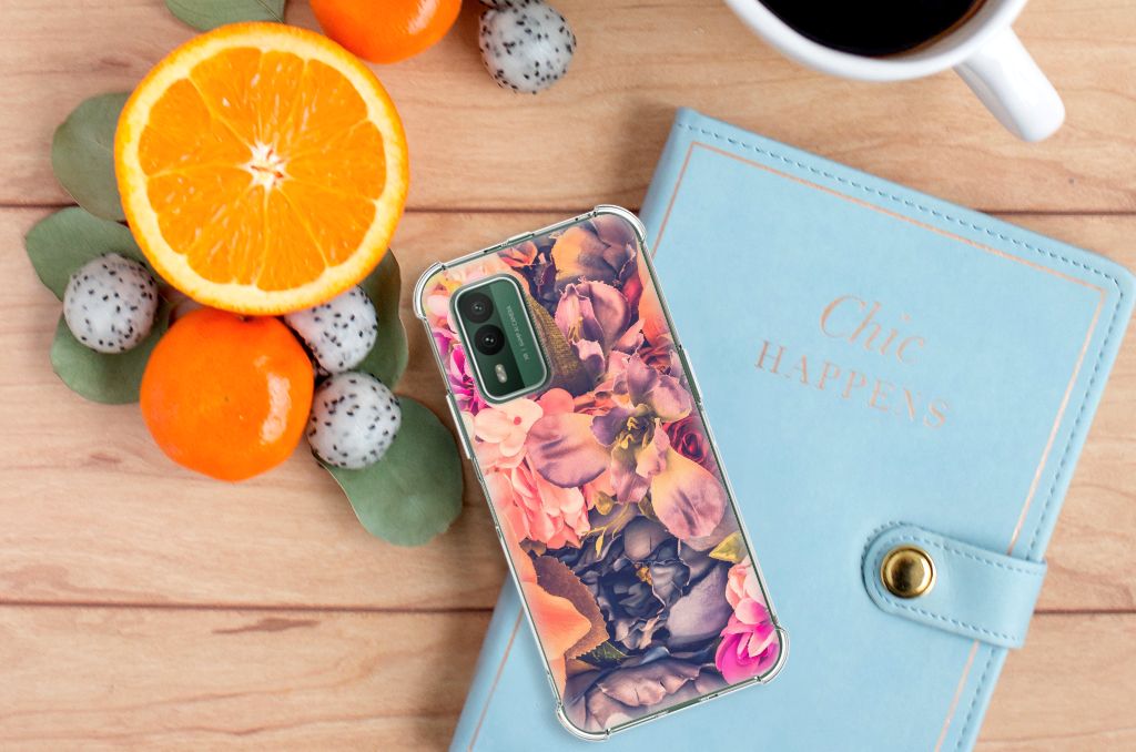 Nokia XR21 Case Bosje Bloemen achterkant met bloemen design op tafel met citrusvruchten en notitieboek