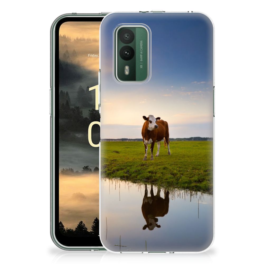 Nokia XR21 TPU Hoesje Koe met een koe die graast bij een ondergang van de zon, ideaal als cadeau voor bescherming.