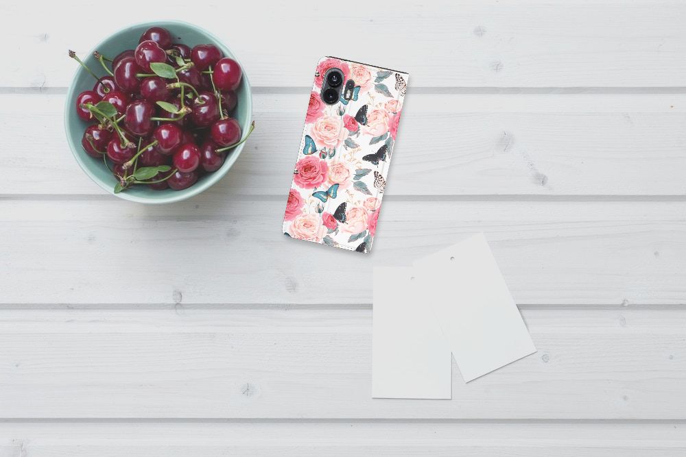 Nothing Phone (2) Smart Cover Butterfly Roses met een mooie bloemenprint en een kom kersen.