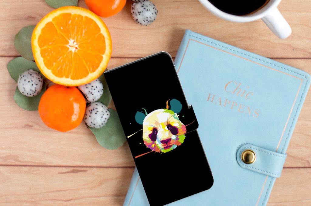 OPPO A58 4G Leuk Hoesje Panda Color met kleurrijke panda op een bureau met fruitschotel en notitieboek