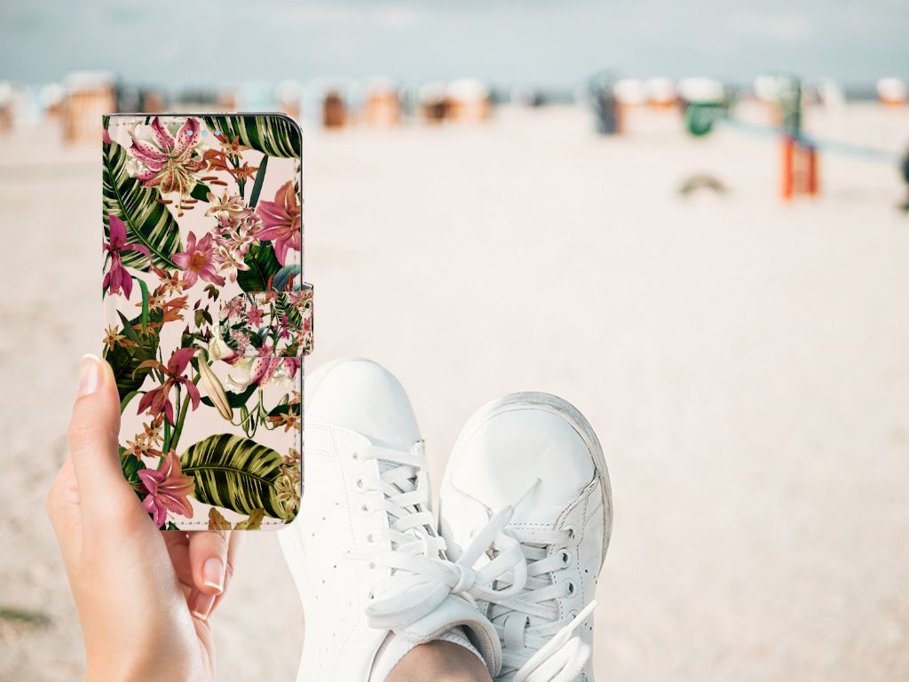 OPPO A74 4G Hoesje Flowers hoesje bloemen design hand naar voren strand
