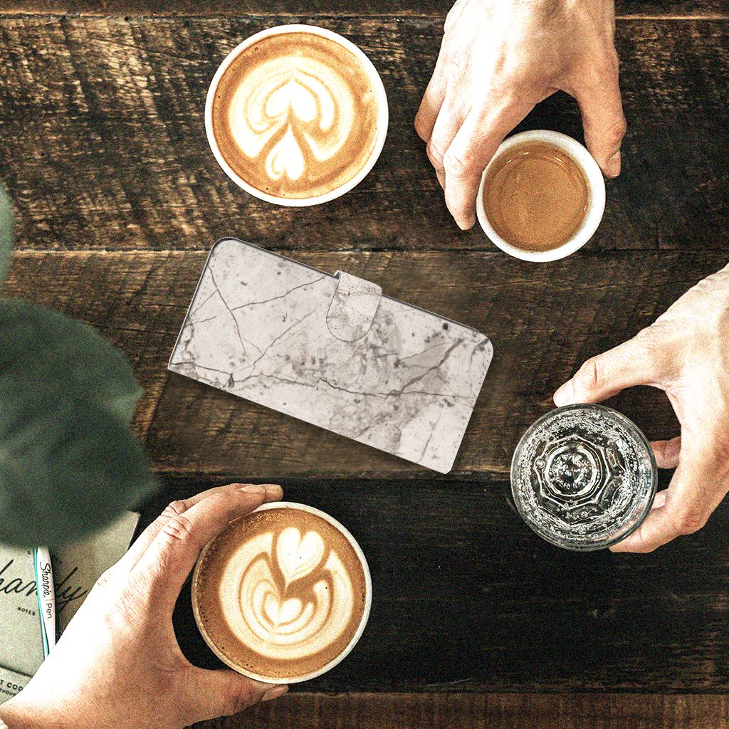 OPPO Find X6 Bookcase Marmer Beige op een tafel met koffie, perfect cadeau voor stijl en bescherming ☕