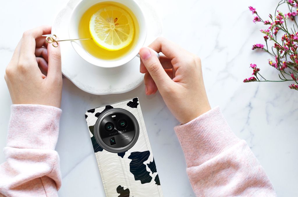 OPPO X6 Pro Hoesje maken Koeienvlekken op tafel met warme thee en een mooie hand in een roze trui.
