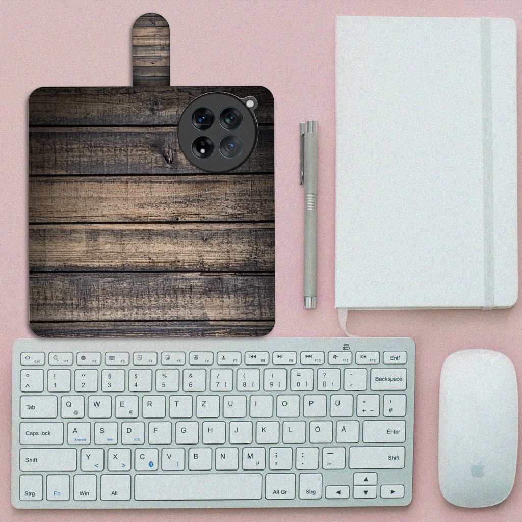 OnePlus 12 Book Style Case Steigerhout op een bureau met toetsenbord en notitieboek, trendy en duurzaam.