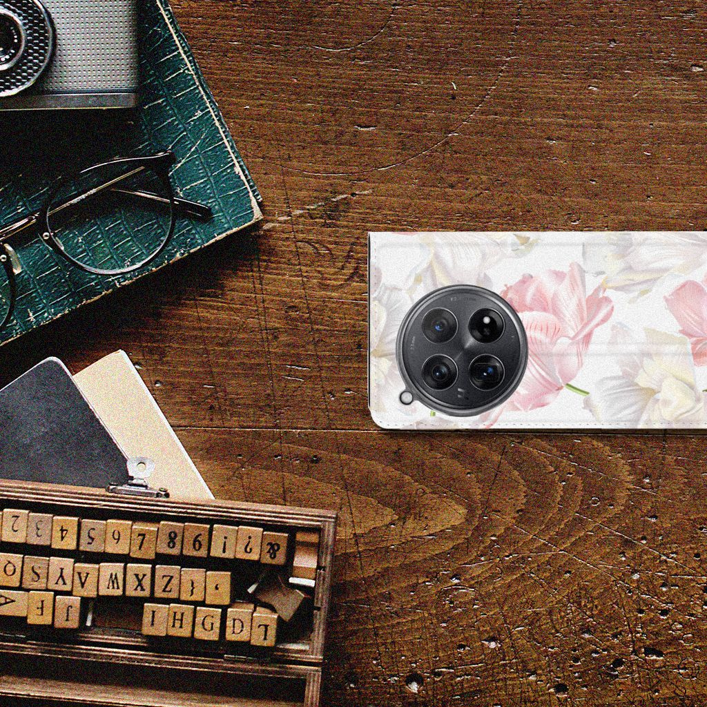 OnePlus 12 Smart Cover Lovely Flowers op een houten tafel met vintage camera en accessoires. đ¸