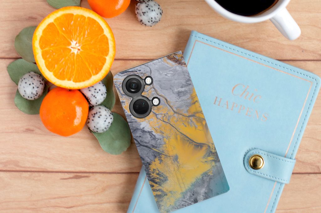 OnePlus Nord 3 Standcase Marble Blue Gold achterkant op tafel met sinaasappel en notitieboek