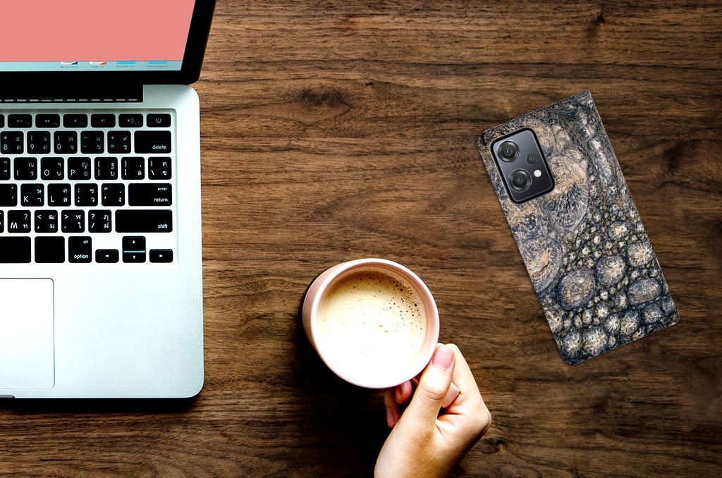 OnePlus Nord CE 2 Lite 5G Hoesje maken Krokodillenprint op bureau met laptop en koffie