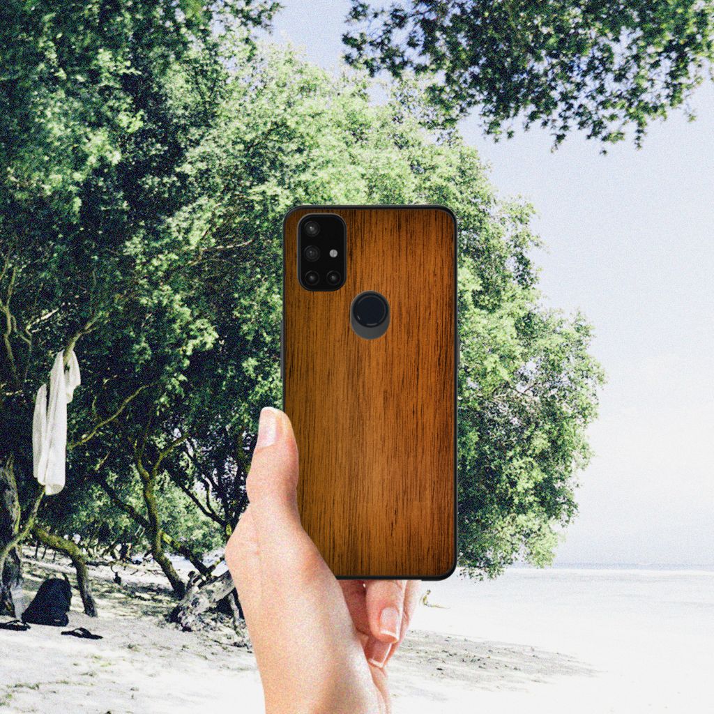 OnePlus Nord N10 5G Houten Print Telefoonhoesje Donker Hout achterkant hand natuur