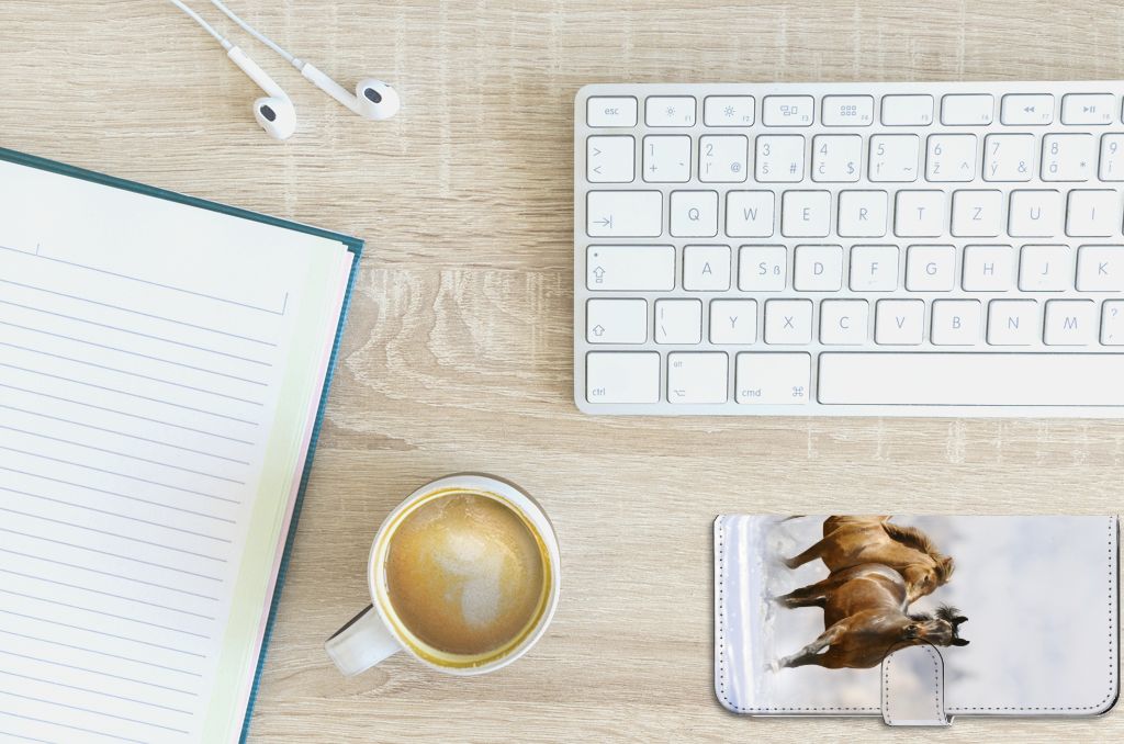 PPO A57 | A57s | A77 4G Telefoonhoesje met Pasjes Paarden op bureau naast koffie en notitieboek.