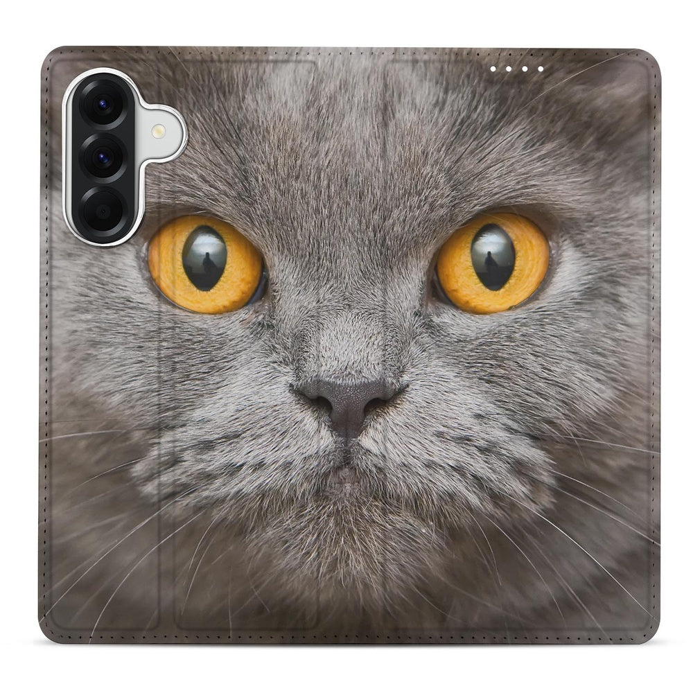 Samsung Galaxy A37 Telefoonhoesje Britse Korthaar grijze kat met gele ogen vooraanzicht.