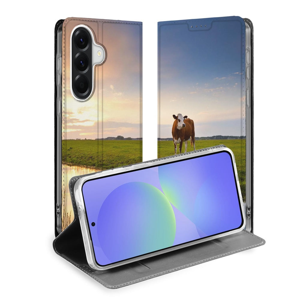 Samsung Galaxy A37 Book Cover Koe design graasende koe bij zonsondergang voor- en achterkant.
